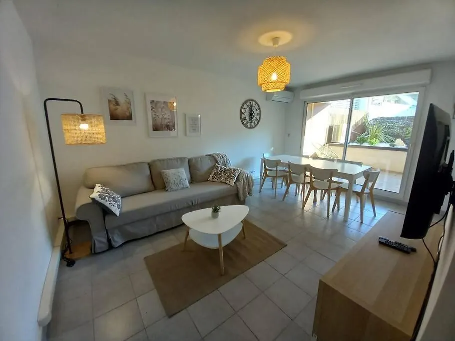 Appartement 8 Personnes En Face Des Remparts Climatise Avec Terrasse Et Parking Avignon France