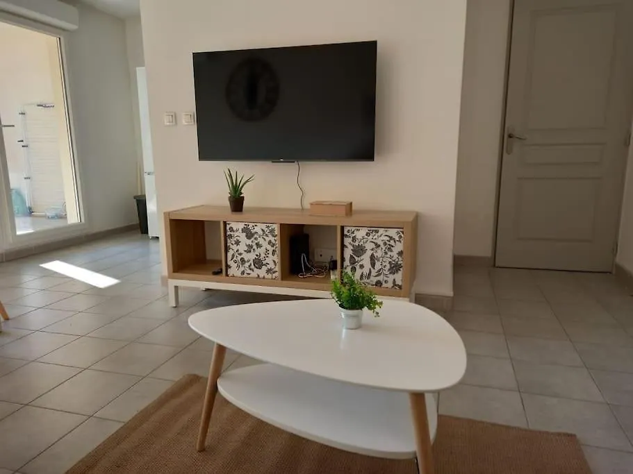 Appartement 8 Personnes En Face Des Remparts Climatise Avec Terrasse Et Parking Avignon