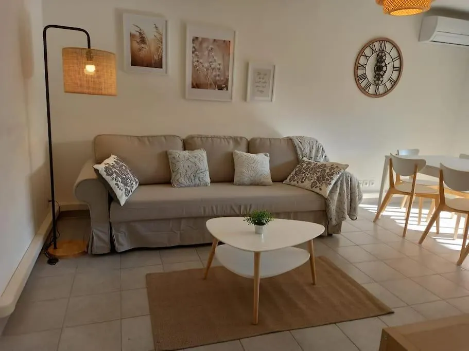 Appartement 8 Personnes En Face Des Remparts Climatise Avec Terrasse Et Parking Avignon France