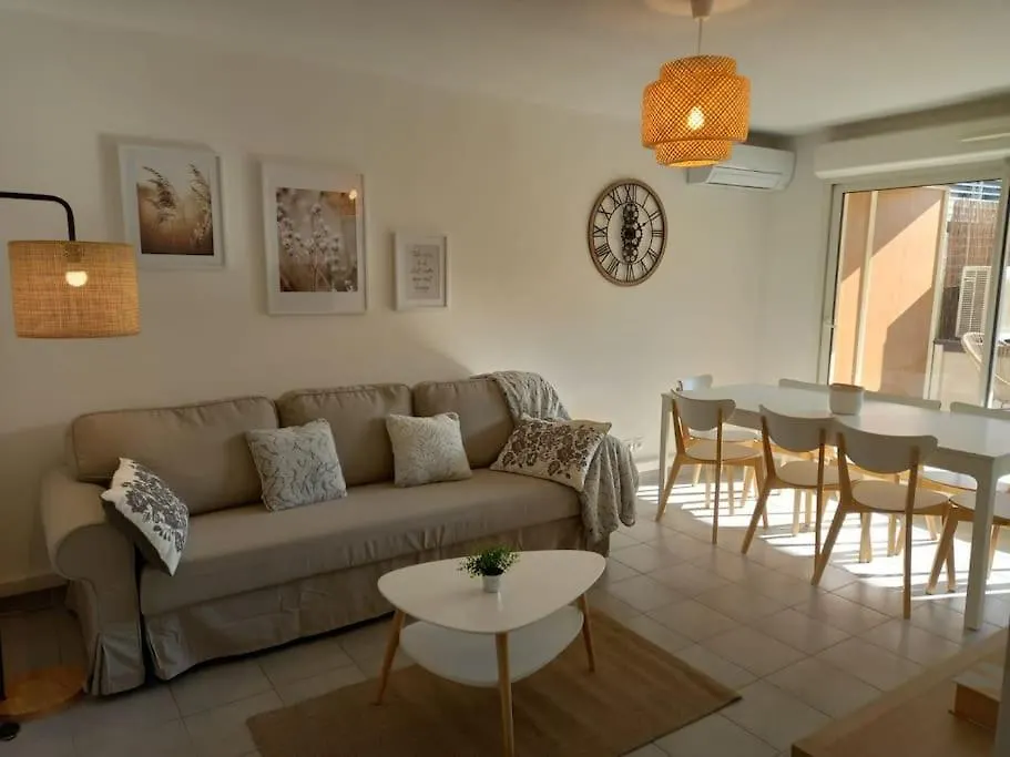 Appartement 8 Personnes En Face Des Remparts Climatise Avec Terrasse Et Parking Avignon 0*,  France