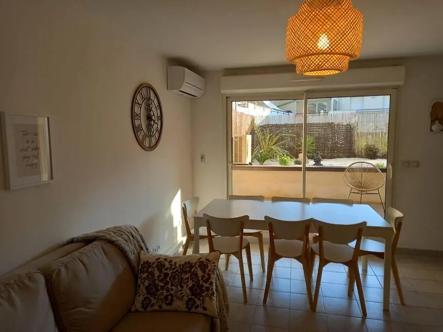 Appartement 8 Personnes En Face Des Remparts Climatise Avec Terrasse Et Parking Avignon