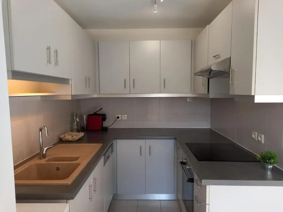 Appartement 8 Personnes En Face Des Remparts Climatise Avec Terrasse Et Parking Avignon France