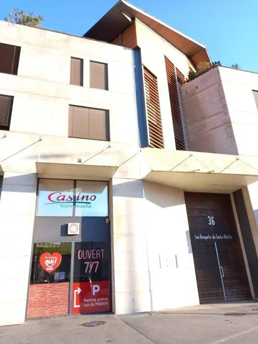 Appartement 8 Personnes En Face Des Remparts Climatise Avec Terrasse Et Parking Avignon 0*,  France